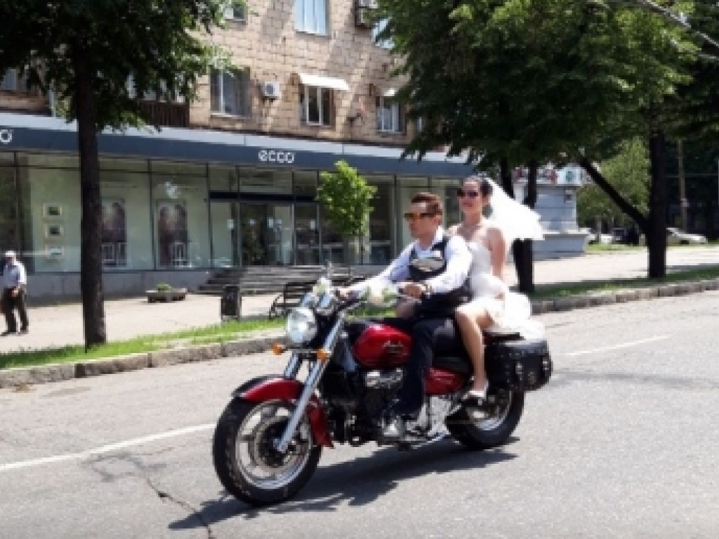 В Запорожье байкеры сыграли необычную свадьбу (ФОТО)