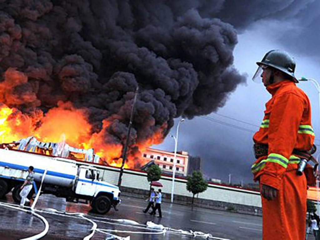 В Китае взорвался бензовоз: около десяти погибших и сотня раненых (ВИДЕО)