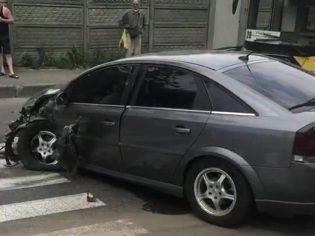 В Киеве столкнулись Mazda и Opel: пострадал ребенок (ВИДЕО)