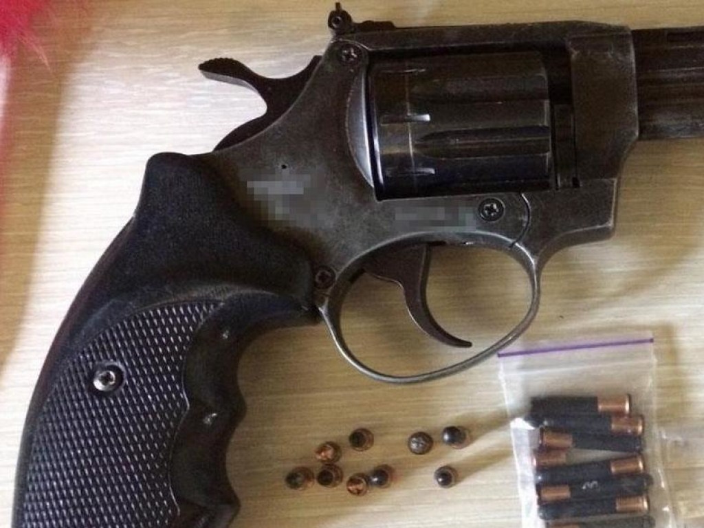 Полиция Днепра изъяла у девушки оружие и наркотики (ФОТО)