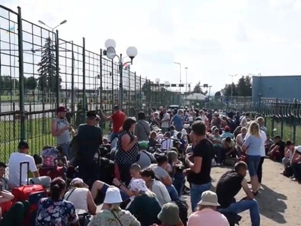 На границе с Польшей украинцы жалуются очереди и дискомфорт (ФОТО, ВИДЕО)