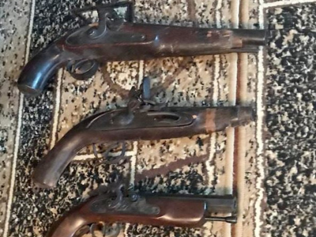 Сотрудник СБУ изъяли у жителя Одесской облассти внушительную коллекцию старинного оружия (ФОТО)