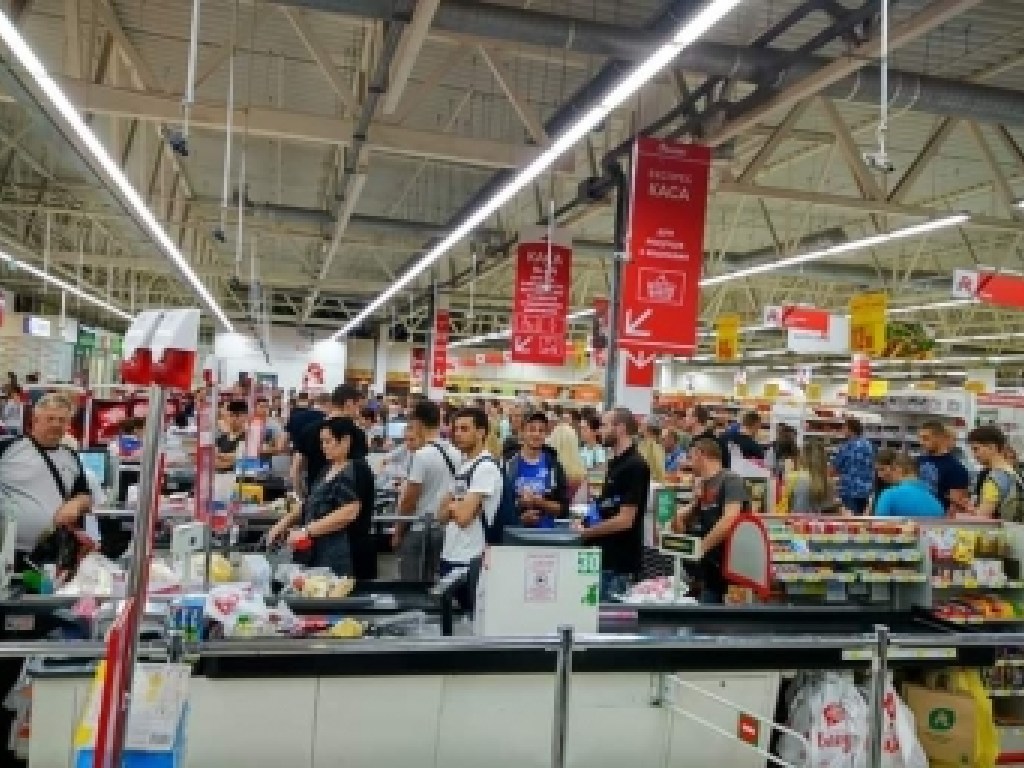 В запорожском супермаркете посетитель-дебошир ошарашил покупателей (ВИДЕО)