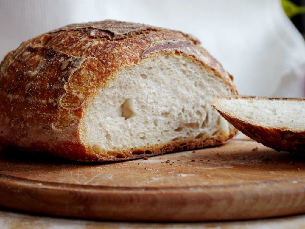 «Нужна цельнозерновая мука»: диетолог не рекомендовал худеющим отказываться от хлеба