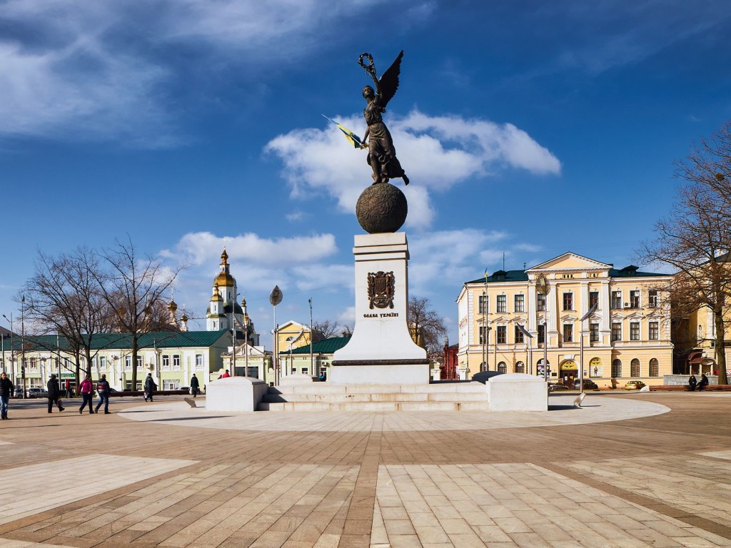 «Вилял» по дороге: в Харькове водитель устроил дрифт на площади (ВИДЕО)