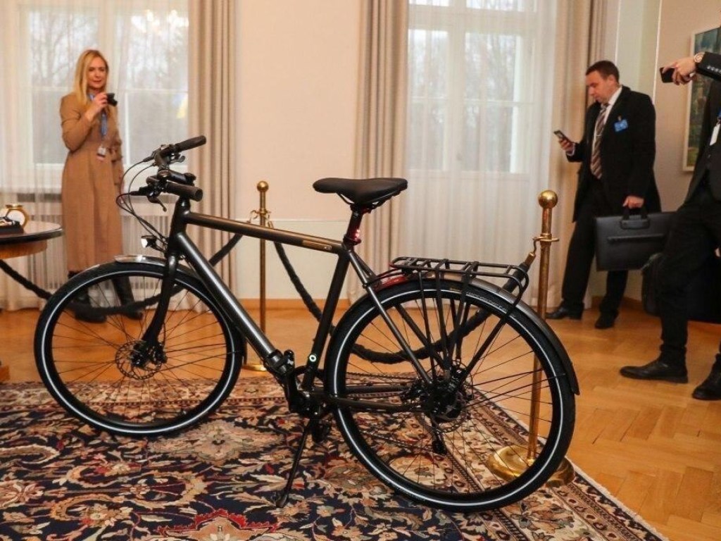 Велосипед, кориандр и маска для сна: в ОПУ рассказали о странных подарках для Зеленского (ФОТО)