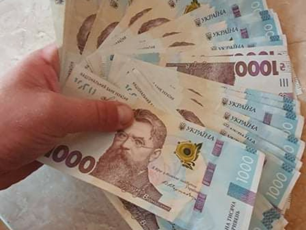 Житель Закарпатья получил 40 тысяч гривен из банкомата вместо запрошенных 4 тысяч (ФОТО)