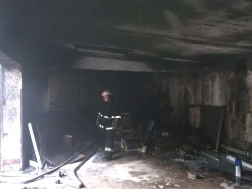 В Днепропетровской области горел гараж: автомобили вытащили из огня (ФОТО)