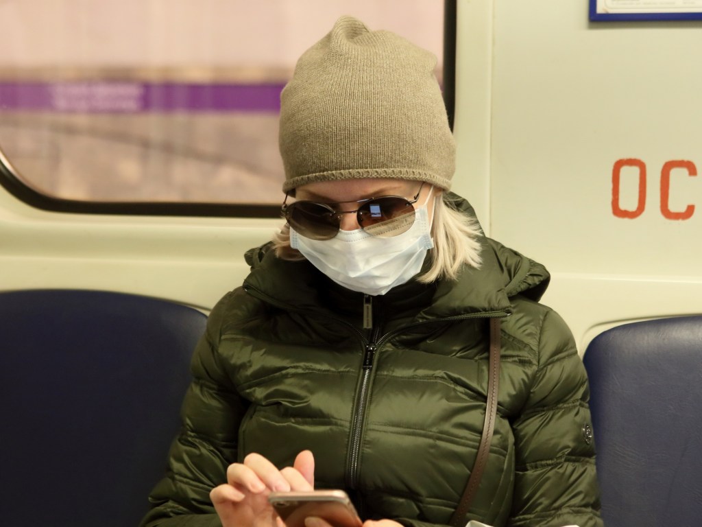«Вы &#8212; убийца!»: пассажир метро устроил скандал из-за соседа, который снял защитную маску (ФОТО)