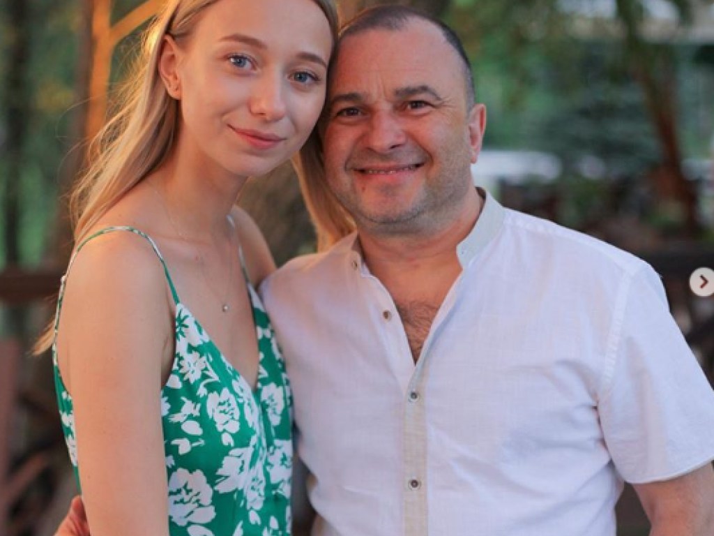 «54-летний Виктор Павлик помолодел рядом с молодой женой»:  в Сети обсуждают поздний брак артиста (ФОТО)