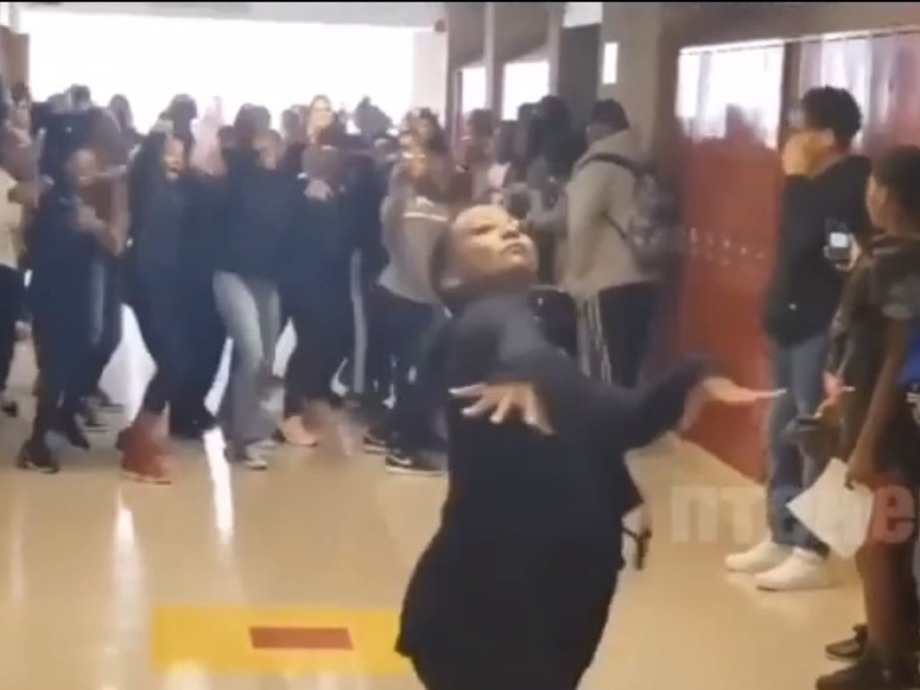 Дети были в восторге: учительница отметила окончание учебного года шикарным танцем со школьниками (ФОТО, ВИДЕО)