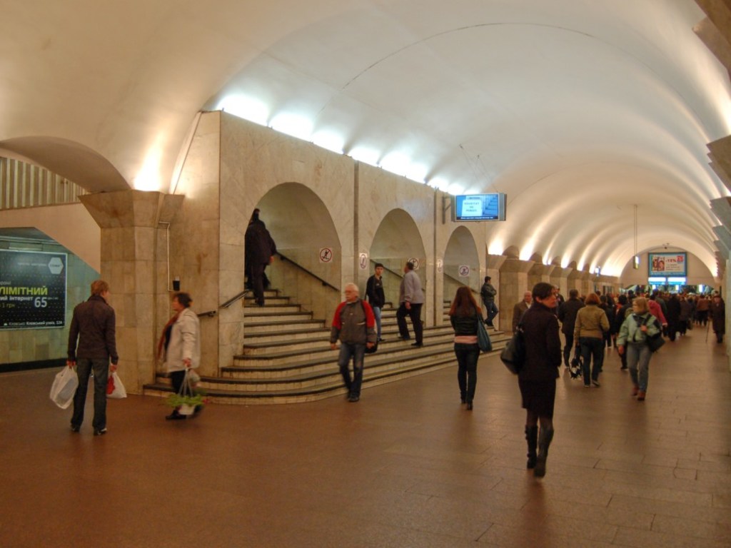 «Полиция спит»: В киевском метро мужчину застукали за запрещенным занятием (ВИДЕО)