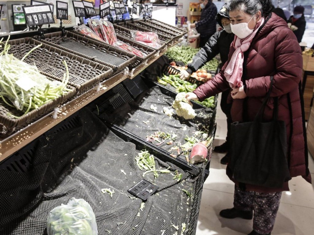 Новая вспышка коронавируса в Китае: граждане в панике заполнили супермаркеты, как в начале пандемии (ВИДЕО)