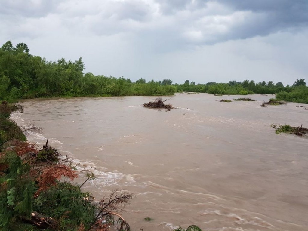 На Буковине прошли мощные дожди: реки вышли из берегов (ФОТО)