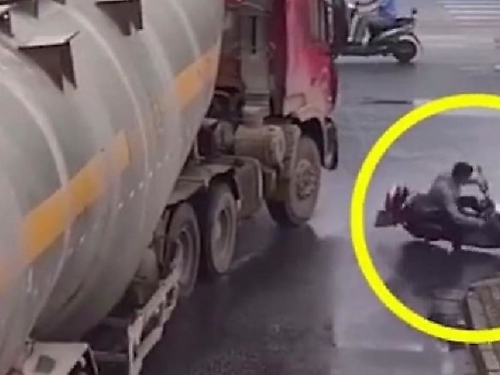 Китайский скутерист продемонстрировал чудеса реакции и едва не попал под грузовик (ФОТО, ВИДЕО)