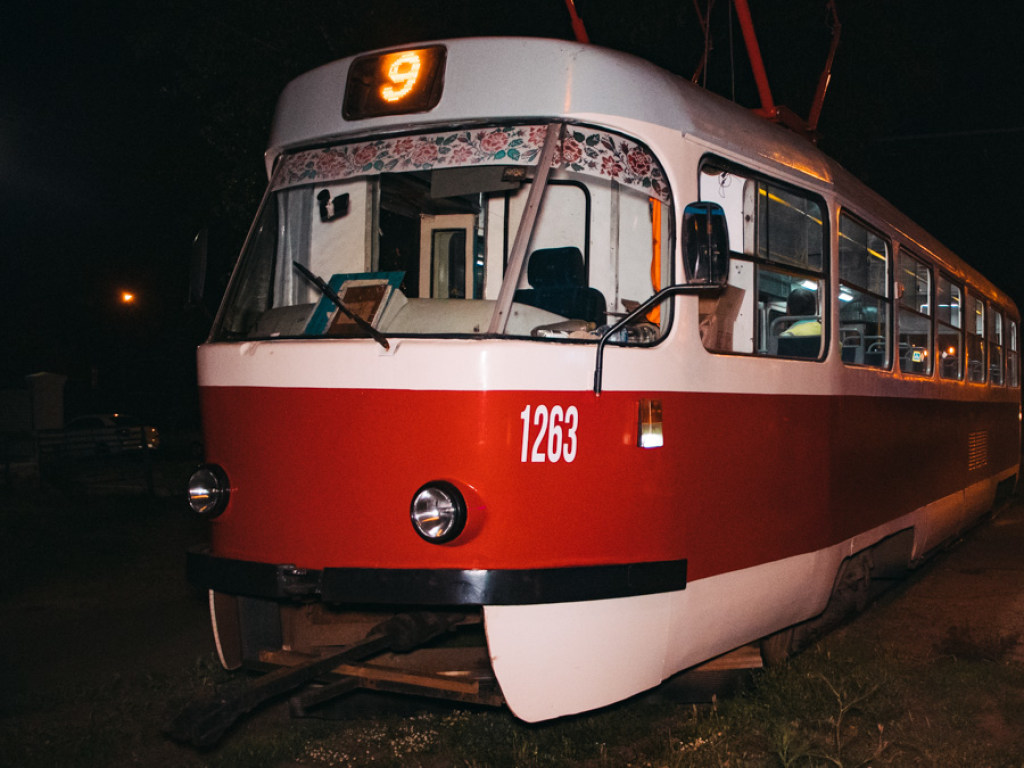 В Днепре пьяная женщина бросилась под трамвай (ФОТО)