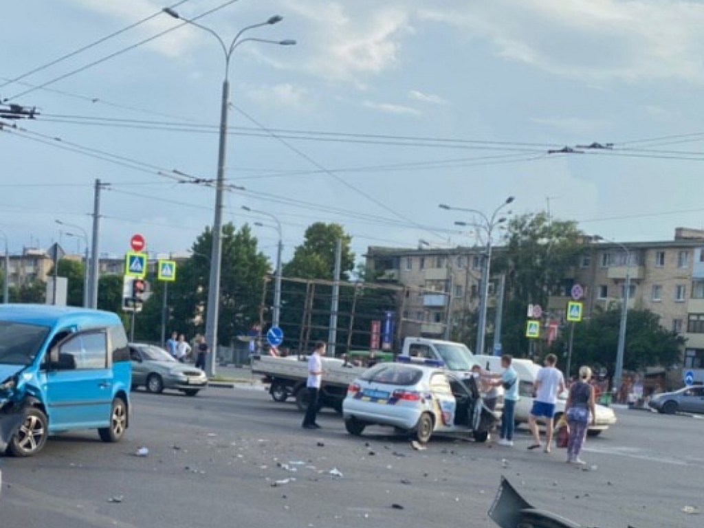 Ехал по «встречке»: в Харькове произошло ДТП с автомобилем полиции (ФОТО, ВИДЕО)