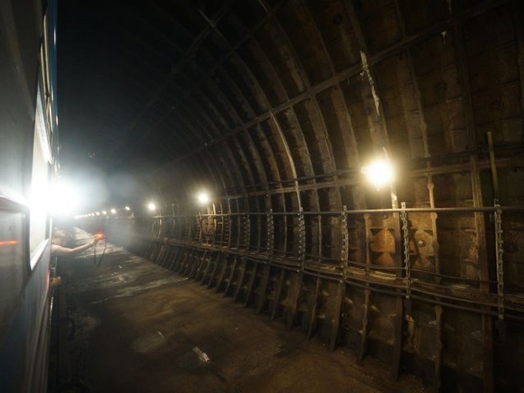 В тоннель киевского метро, где ходят поезда, проник мужчина