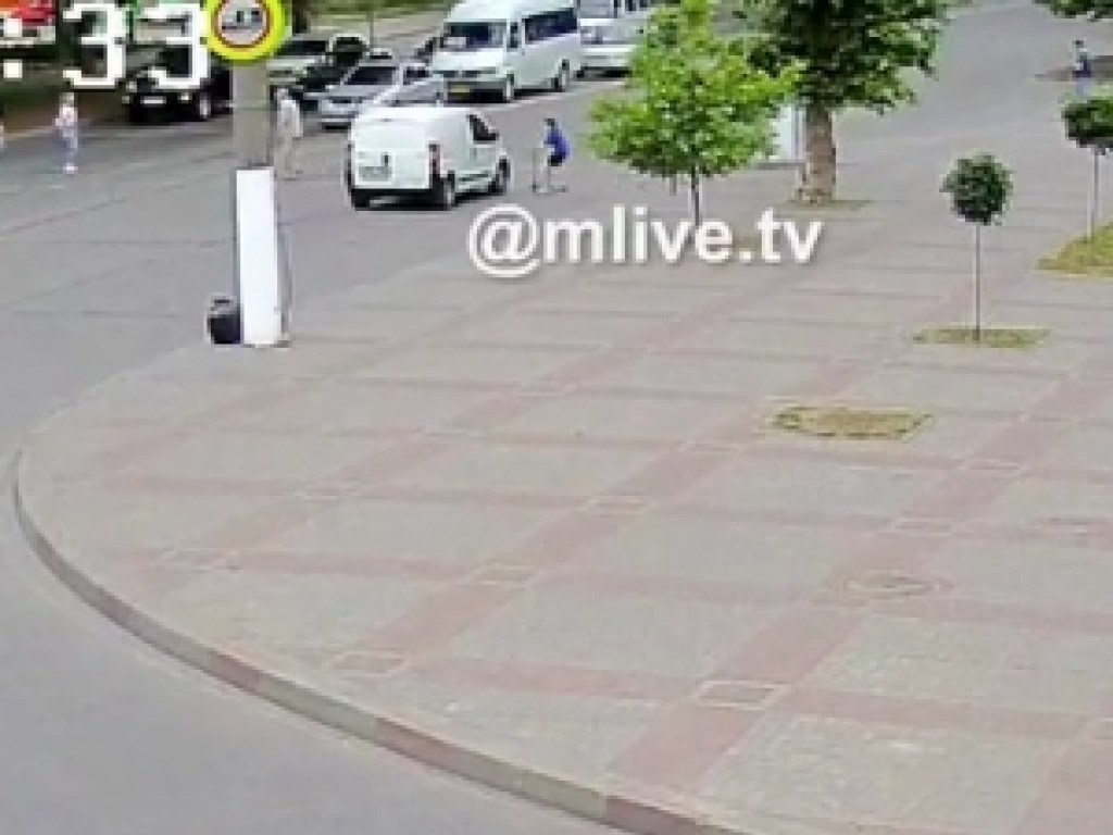 Ребенок на самокате попал под автомобиль в Мелитополе (ВИДЕО)