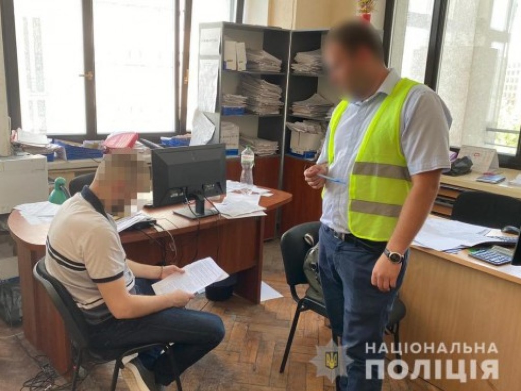 В Харькове чиновника поймали на взятке – полиция (ФОТО)