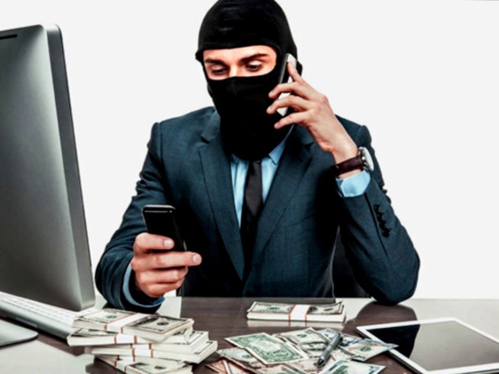 На Закарпатье сотрудник банка оформил на клиентов кредиты и забрал деньги себе