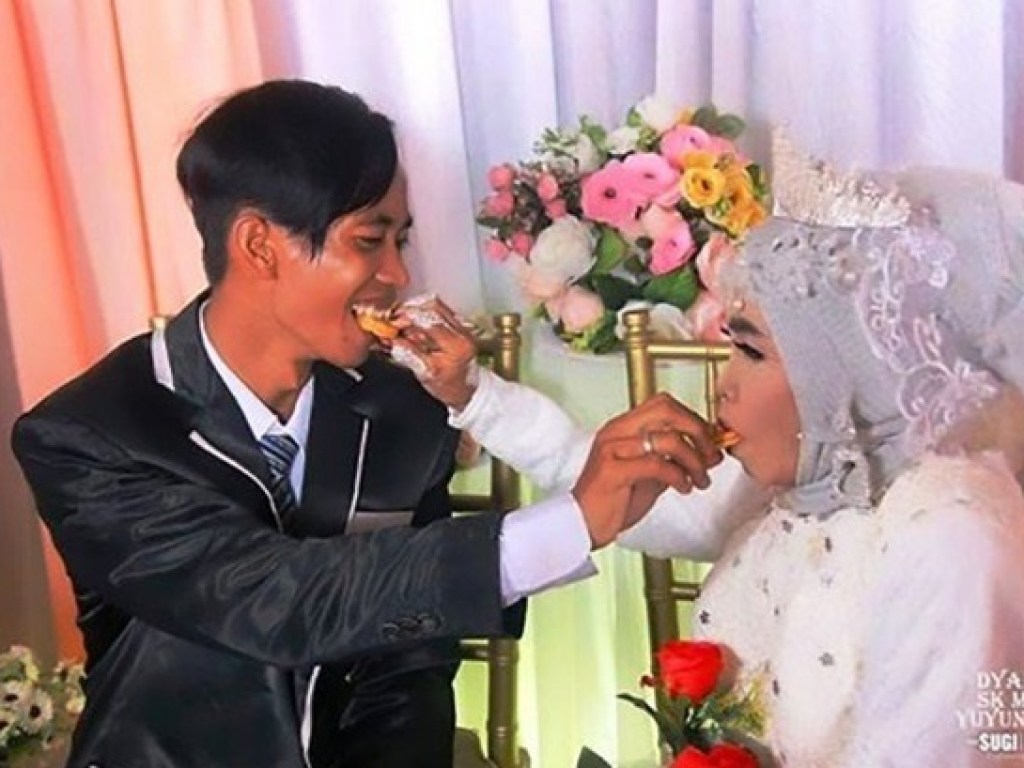 В Индонезии женщина вышла замуж за усыновленного ею юношу (ФОТО)