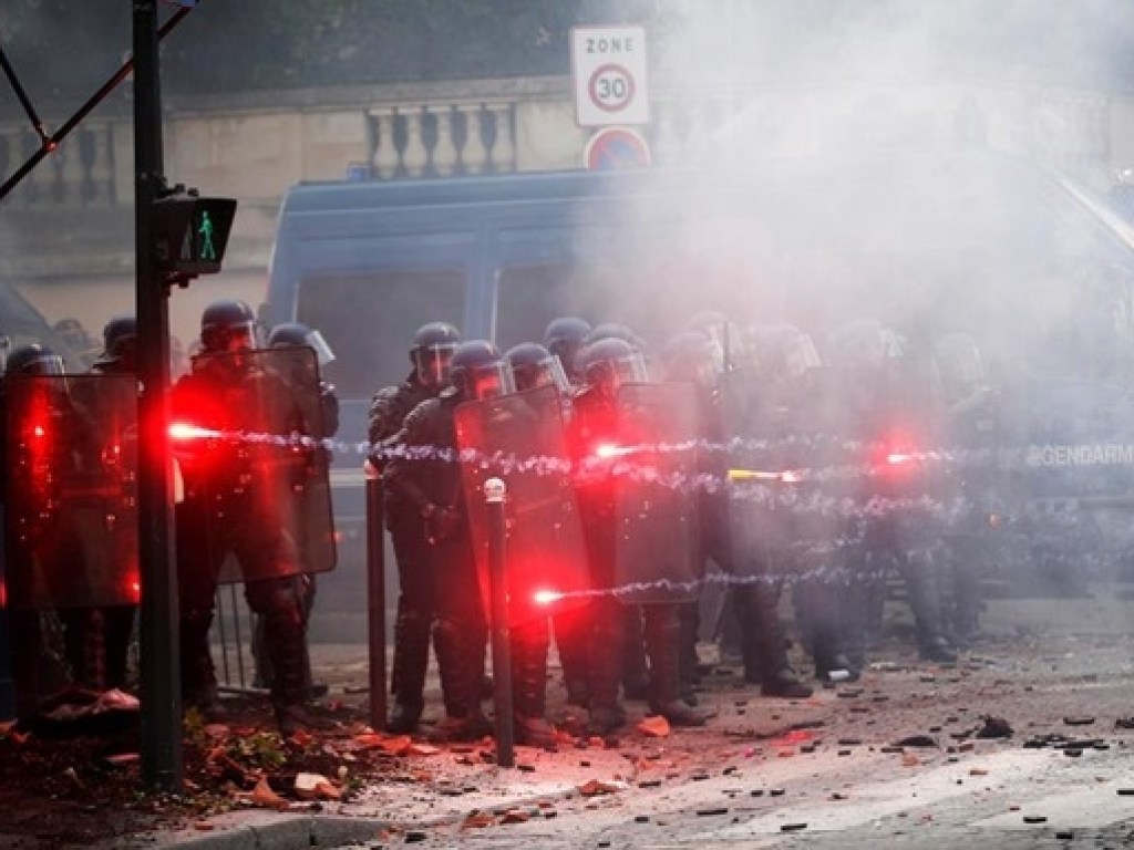 В Париже произошли столкновения между протестующими медиками и полицией (ФОТО)