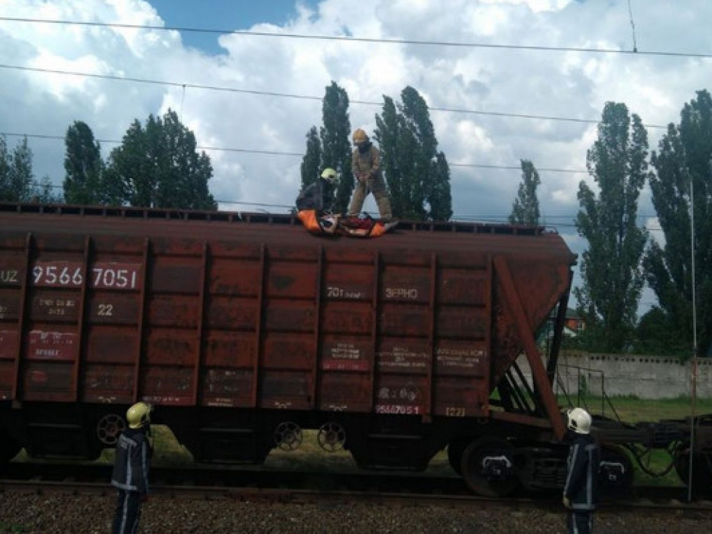 Под Киевом ребенок вылез на крышу поезда и погиб от удара током (ФОТО)
