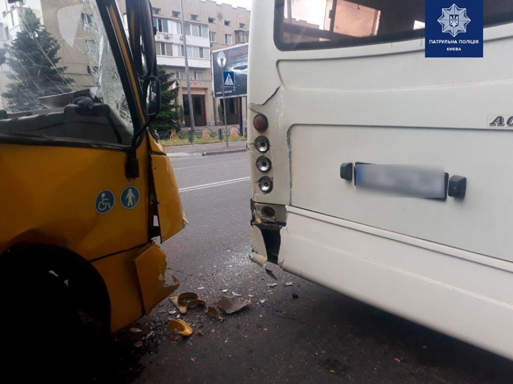 В Киеве столкнулись две маршрутки: травмирован пассажир  (ФОТО)