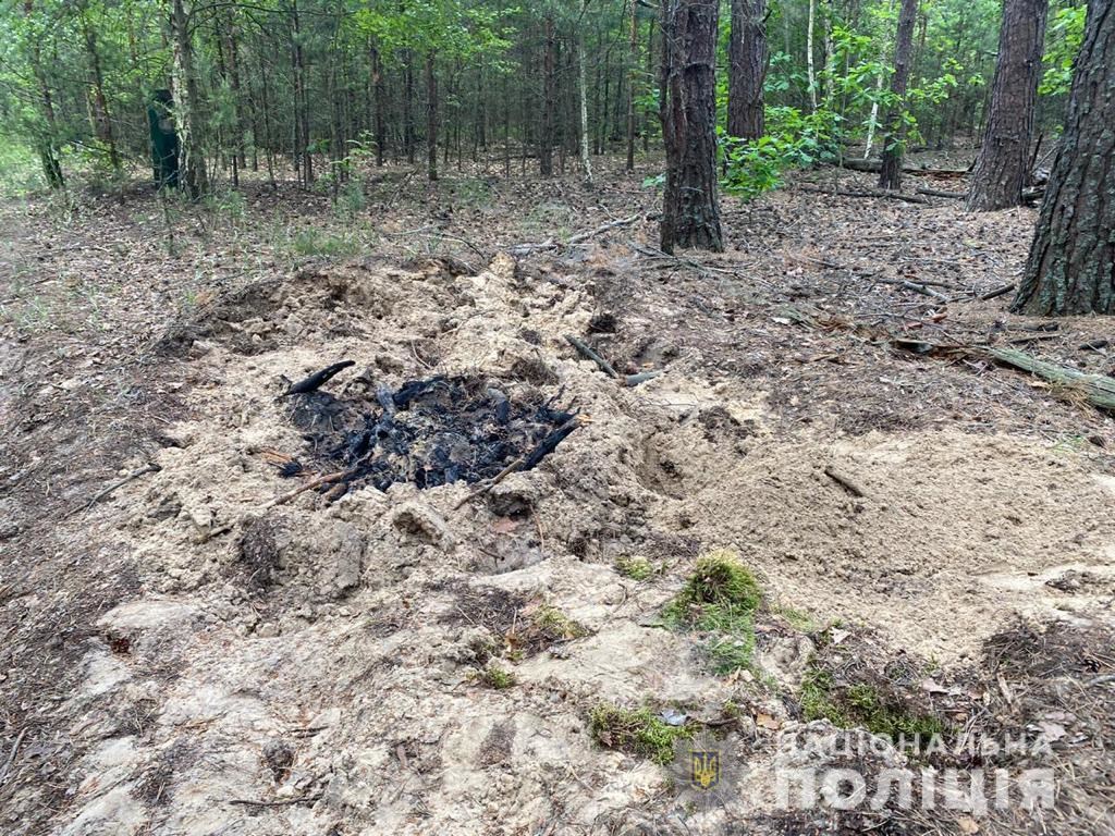 Пропавших искали около недели: Под Киевом нашли закопанные трупы мужчины и женщины (ФОТО, ВИДЕО)