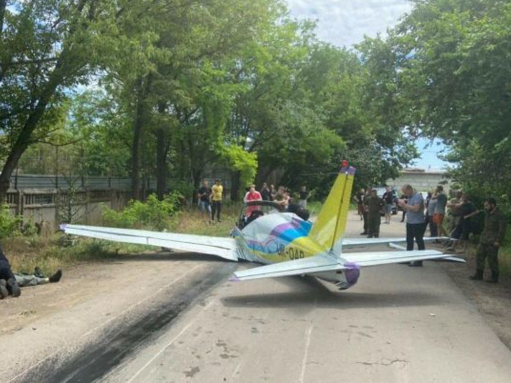 В Одессе разбился двухместный самолет (ФОТО)