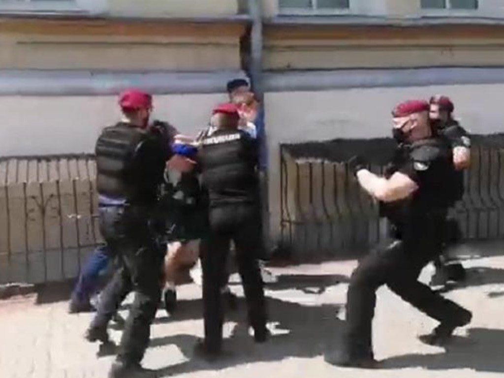 Потасовка в центре Киеве: на митинге схлестнулись полиция и активисты из разных лагерей (ФОТО, ВИДЕО)