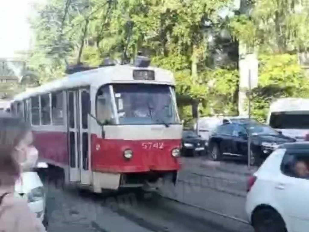 Лопнуло терпение: на Лукьяновке в Киеве пассажиры трамвая начали блокировать авто нарушителей (ВИДЕО)