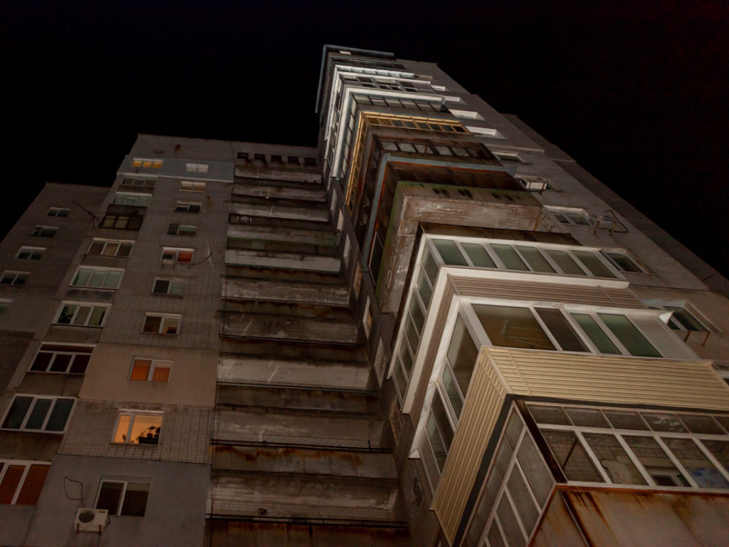 В Луганской области полицейский выбросил супругу с балкона: новые подробности