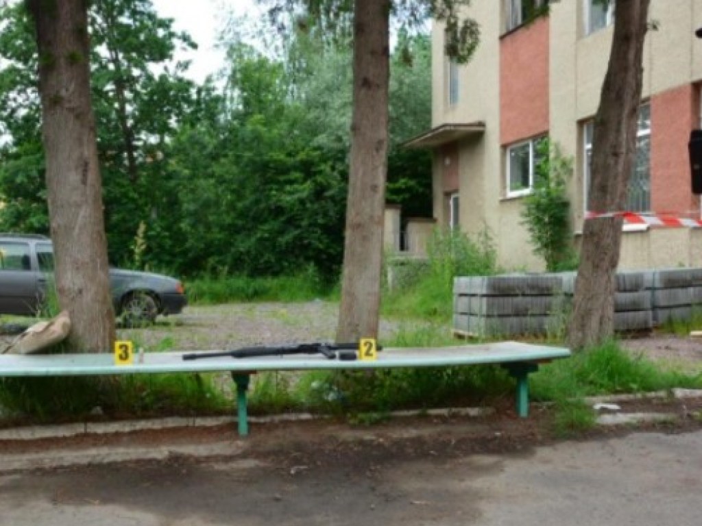 Во Львовской области мужчина прямо на улице устроил стрельбу из карабина (ФОТО)