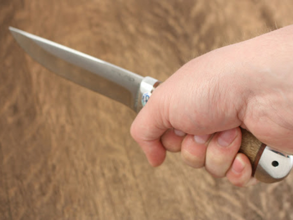 В Кривом Роге мужчина изрезал ножом двух человек и сбежал: в его доме нашли оружие