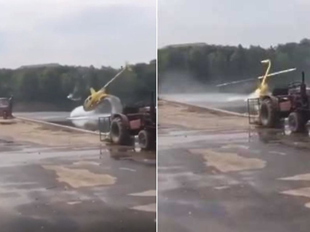 Невезучий пилот утопил свой вертолет в реке (ФОТО, ВИДЕО)