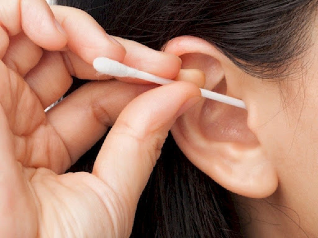 Очищение ушей ватными палочками может привести к опасным последствиям – врачи