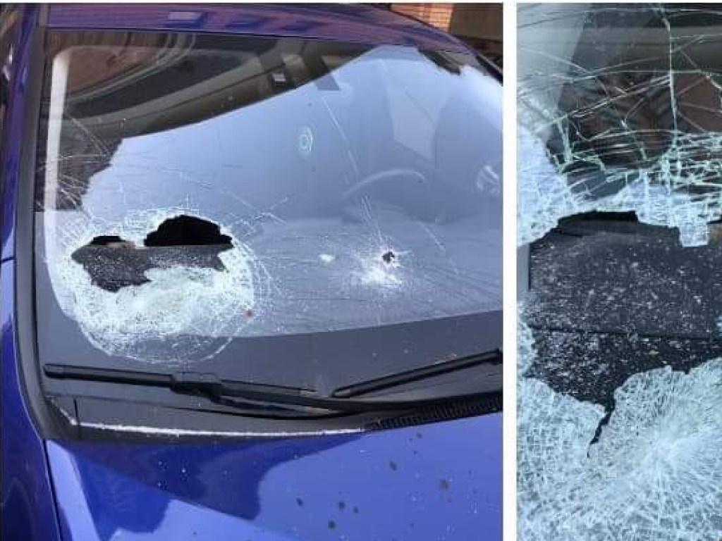 Вандалы повредили элитные авто в центре Киева: испачкали чем-то бурым (ФОТО, ВИДЕО)