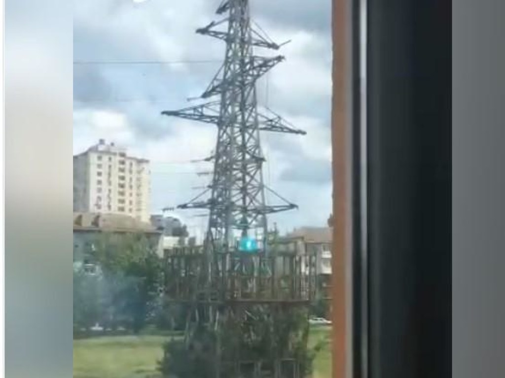 В Сети появилось видео взрыва на электровышке в Киеве