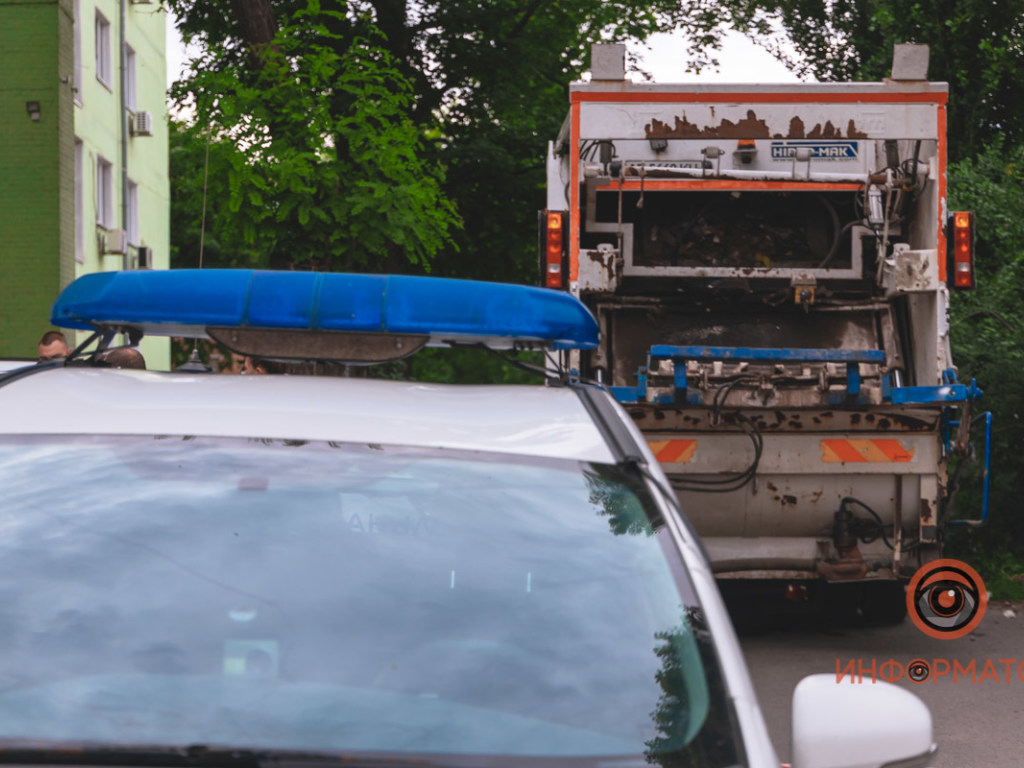 «Наехал мужчине на голову»: В Днепре водитель мусоровоза смертельно травмировал своего напарника (ФОТО)