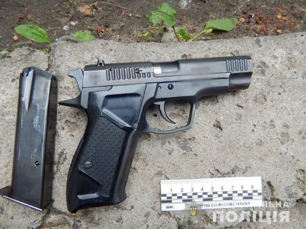 На столичной Оболони 34-летняя женщина устроила стрельбу из травматического пистолета (ФОТО)