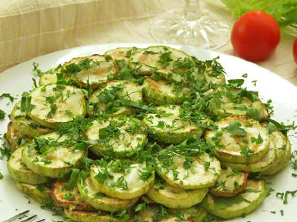Рецепт дня: Жареные кабачки с чесноком и зеленью