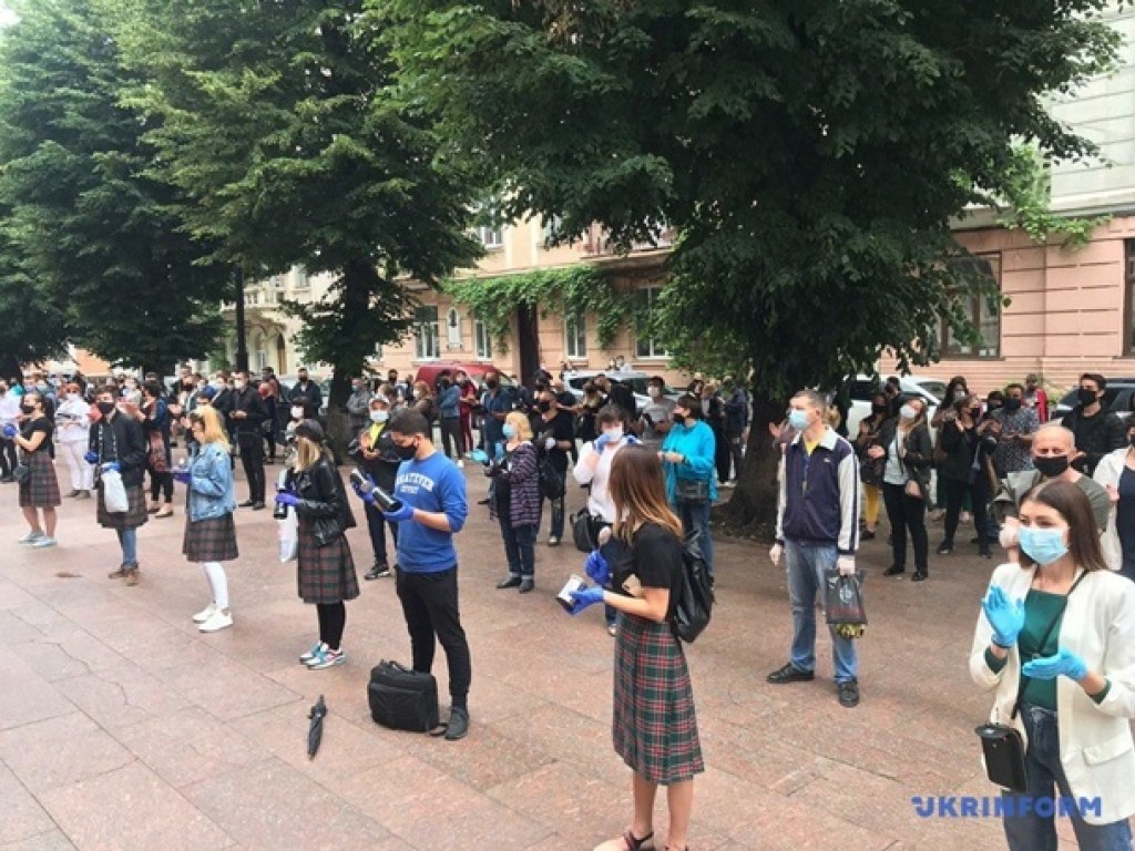 В Черновцах предприниматели устроили акцию протеста против карантина (ФОТО)