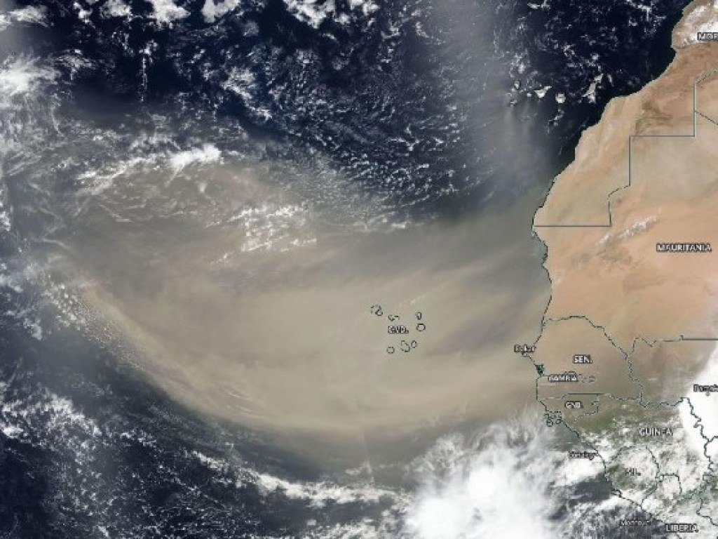 Огромное облако пыли из Сахары пересекает Атлантику (ФОТО)