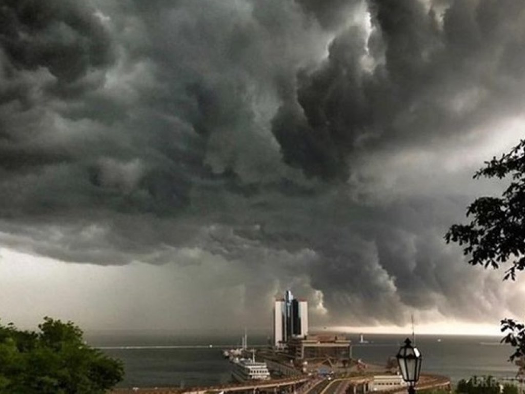 «Небесный апокалипсис»: необычное и редкое природное явление поразило жителей Одессы (ФОТО)