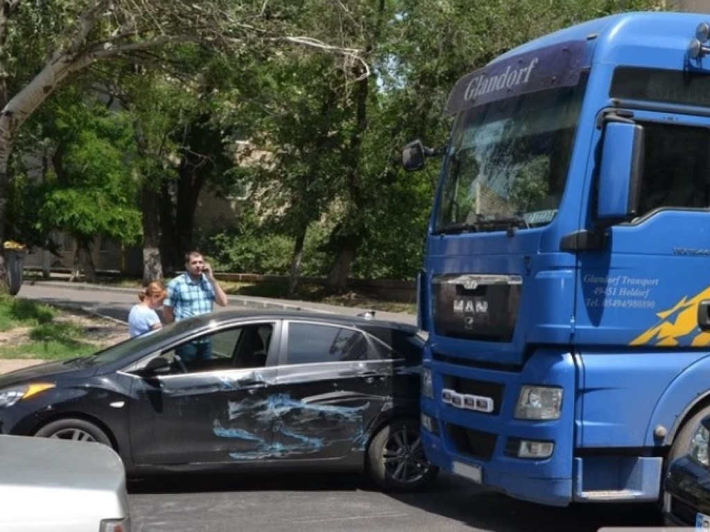 В Николаеве в огромной пробке столкнулись автоцистерна и Hyundai (ВИДЕО)