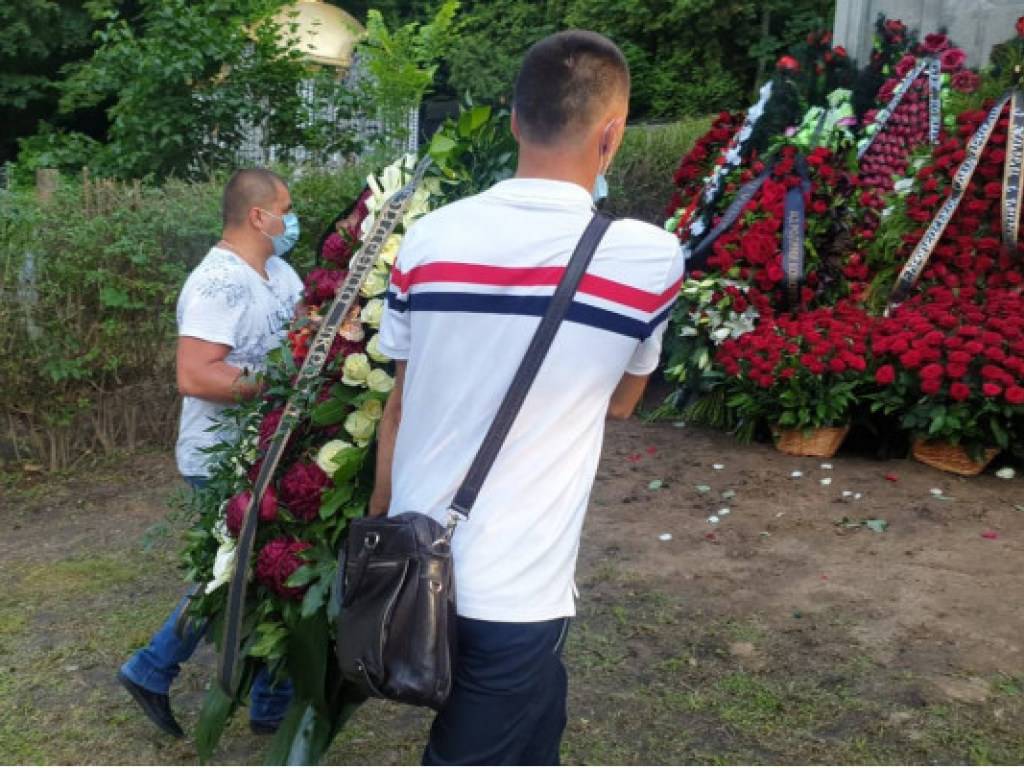 На могиле отца Порошенко появился венок от Зеленского (ФОТО)