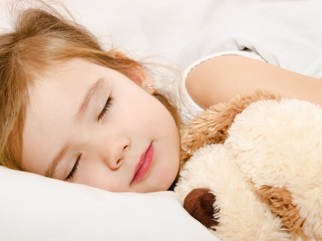 Медики сообщили, что детям опасно спать с мягкими игрушками