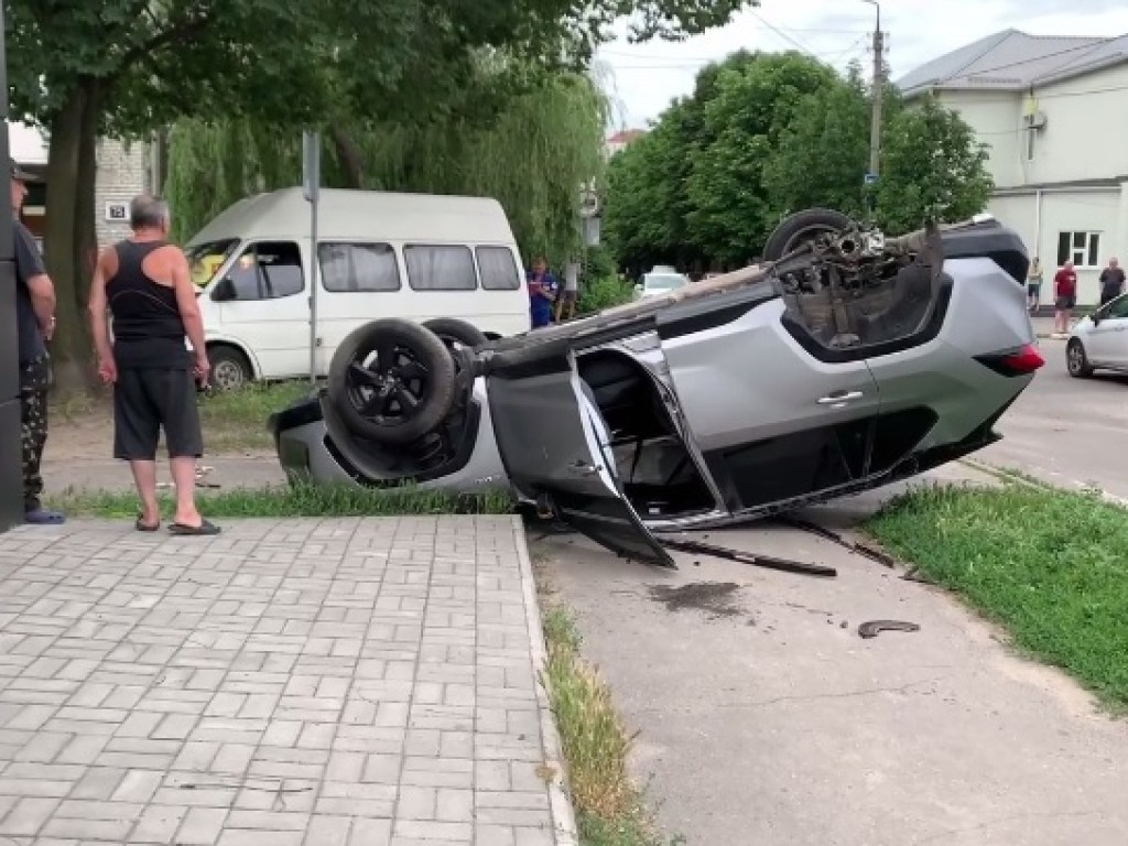 ДТП в Запорожье: Toyota перевернулась на крышу на тротуаре (ФОТО)